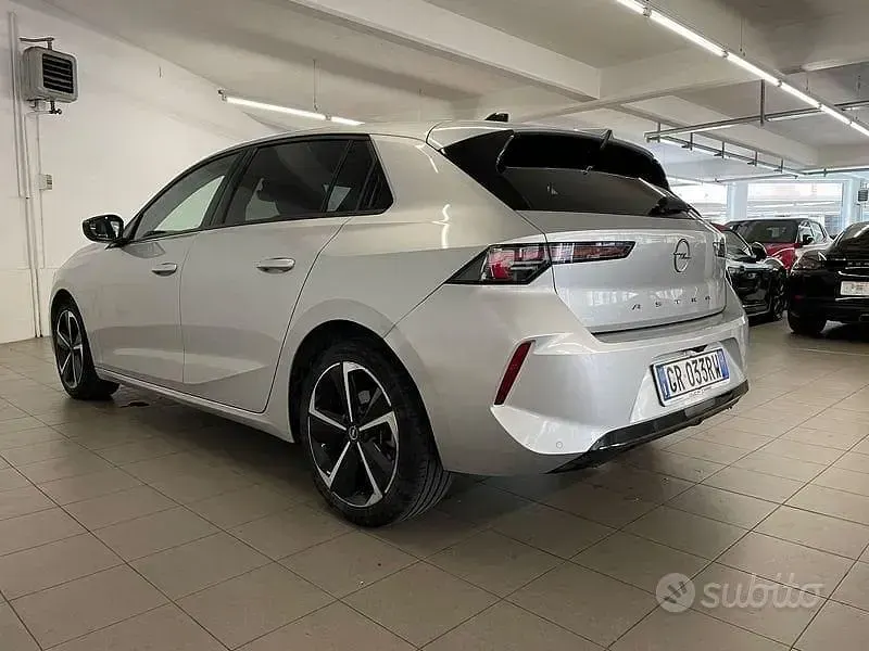Usata Opel Astra Elegance 130 CV (95 kW) 2023 Grigio Utilitaria
