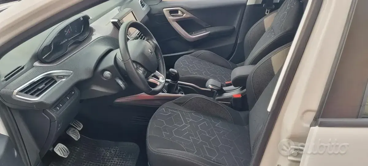 Usata Peugeot 2008 Active 82 CV (60 kW) 2015 Bianco SUV