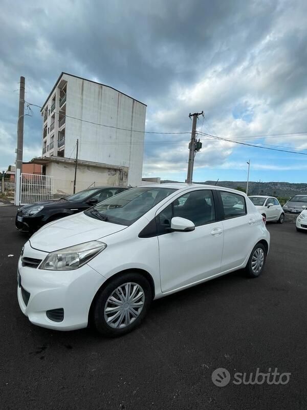 Usata Toyota Yaris 69 CV (50 kW) 2012 Bianco Utilitaria