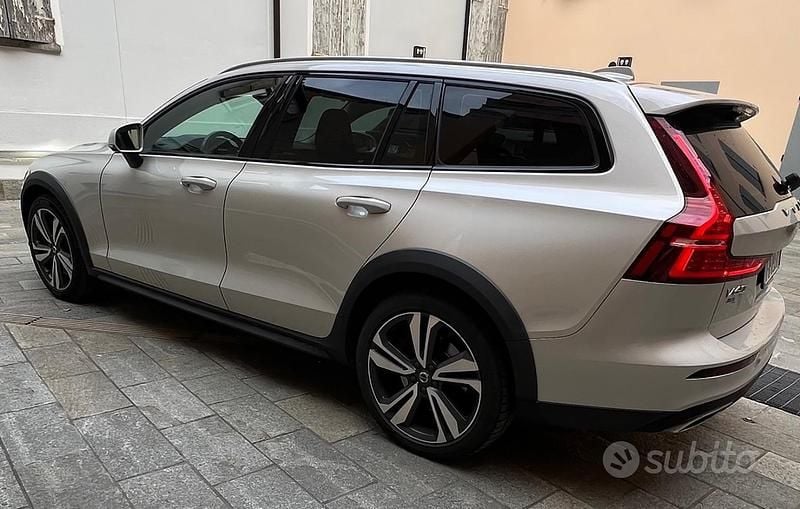 Grigio Usata 2019 Volvo V60 CC Station wagon | 14.900 € (Ottimo prezzo) - Immagine 1/4