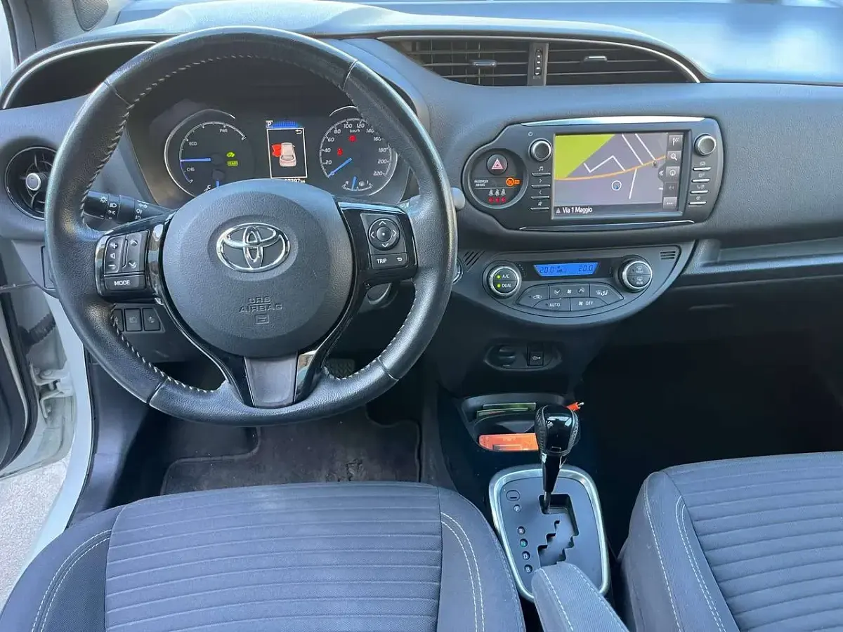 Usata Toyota Yaris Hybrid Edition 73 CV (53 kW) 2018 Madreperla Berlina