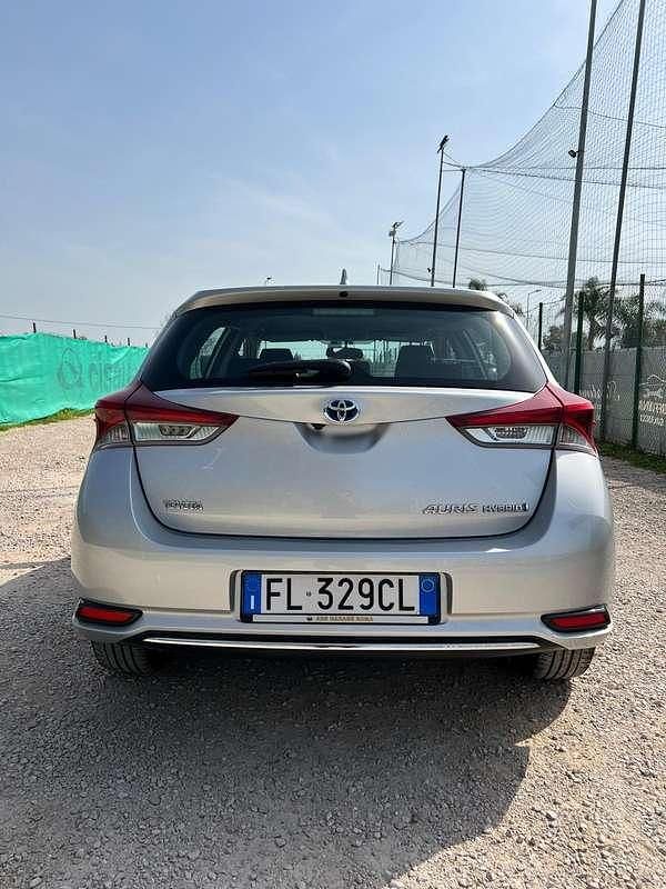 Usata Toyota Auris Hybrid 99 CV (72 kW) 2017 Grigio Berlina