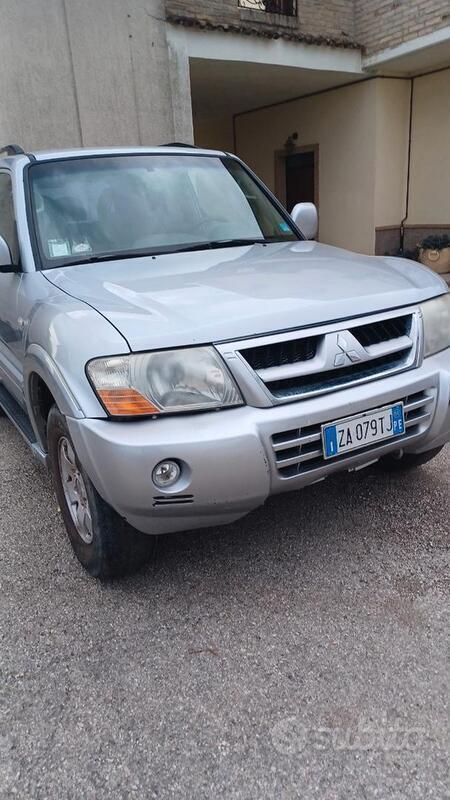 Grigio Usata 2004 Mitsubishi Pajero SUV | 8000 € (Buon prezzo) - Immagine 1/4