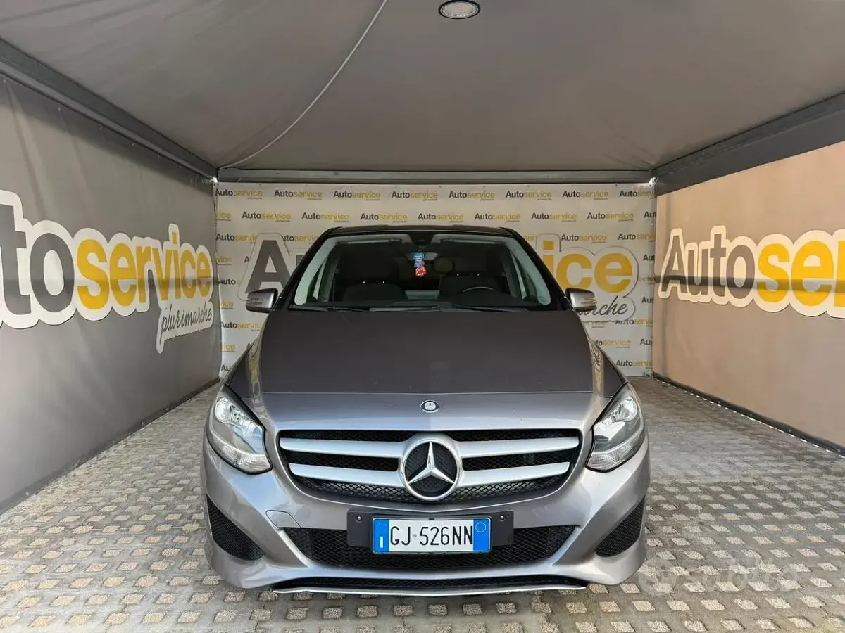 Usata Mercedes B180 Business 109 CV (80 kW) 2017 Grigio Utilitaria