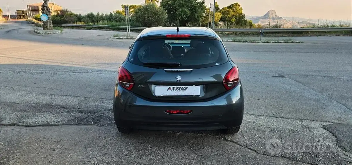 Usata Peugeot 208 Allure 75 CV (55 kW) 2017 Grigio Utilitaria