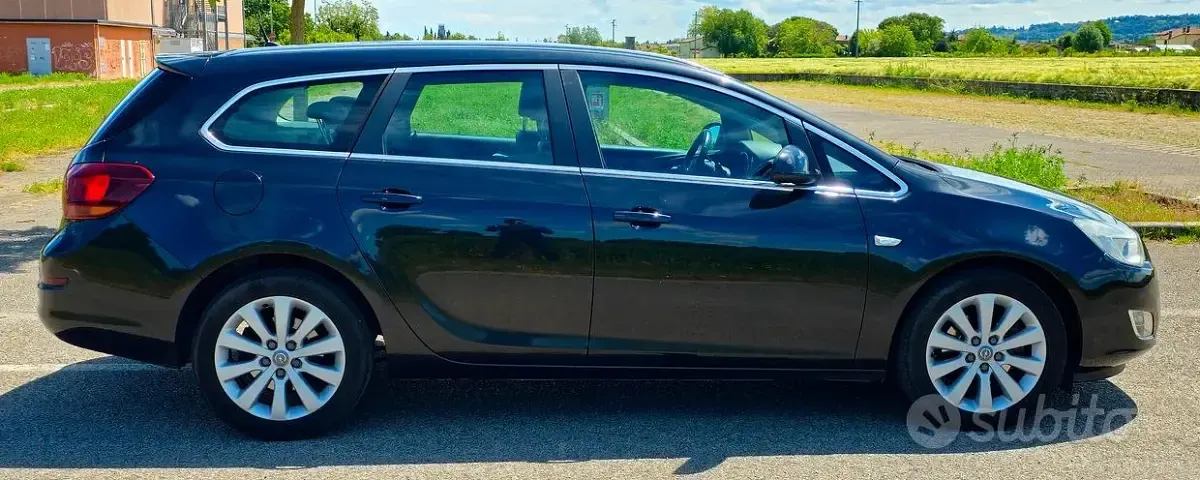 Usata Opel Astra 110 CV (80 kW) 2012 Nero Station wagon