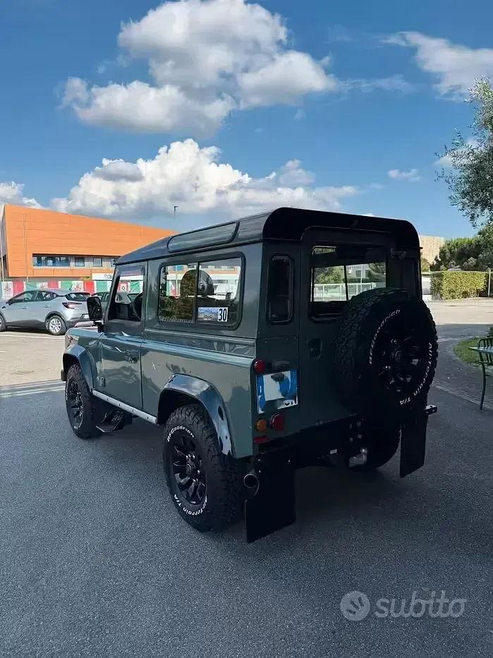 Usata Land Rover Defender 122 CV (89 kW) 2009 Verde Station wagon