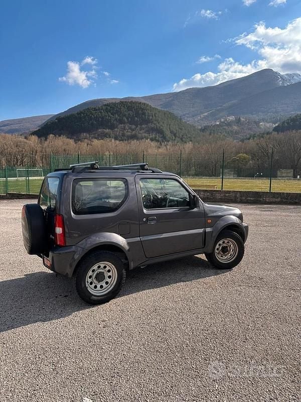 Usata Suzuki Jimny 95 CV (69 kW) 2009 Grigio SUV