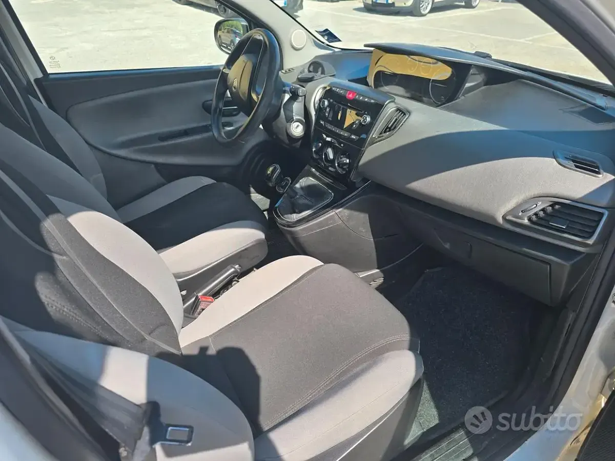 Usata Lancia Ypsilon 85 CV (62 kW) 2013 Bianco Utilitaria