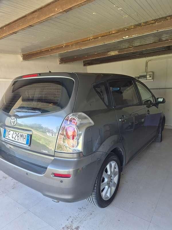 Usata Toyota Corolla Verso 136 CV (100 kW) 2006 Grigio Monovolume