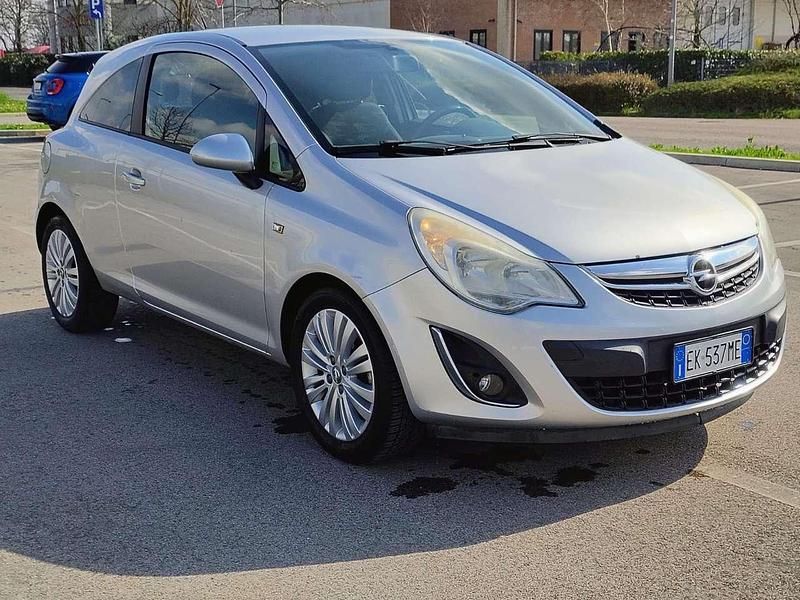 Usata Opel Corsa Edition 86 CV (63 kW) 2012 Argento Utilitaria