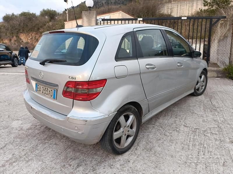 Usata Mercedes B200 140 CV (102 kW) 2010 Grigio Monovolume