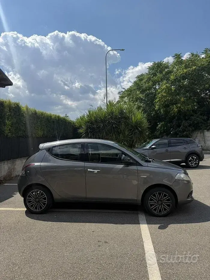 Usata Lancia Ypsilon 69 CV (50 kW) 2019 Grigio Utilitaria