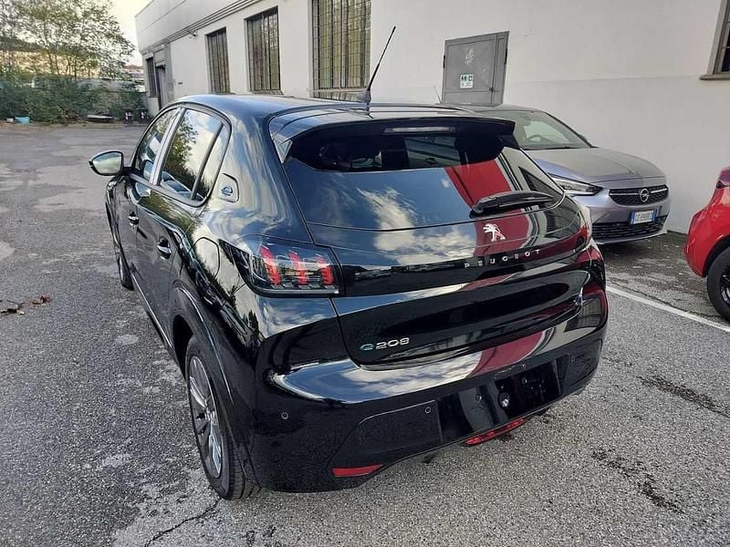 Usata Peugeot e-208 Allure 56 kW (77 CV) 2024 Nero Utilitaria