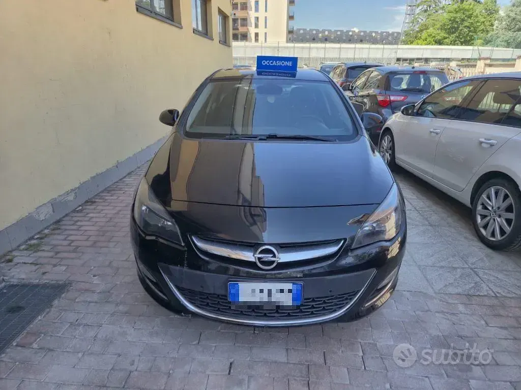 Usata Opel Astra Cosmo 101 CV (74 kW) 2015 Nero Berlina