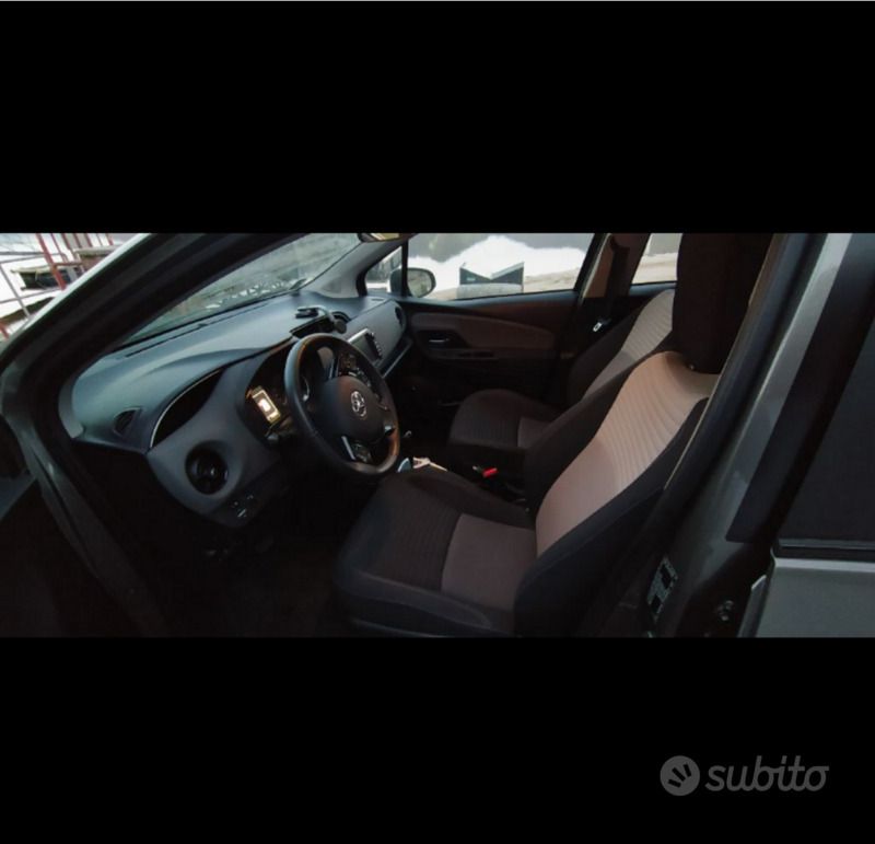 Usata Toyota Yaris Hybrid 73 CV (53 kW) 2018 Grigio Utilitaria