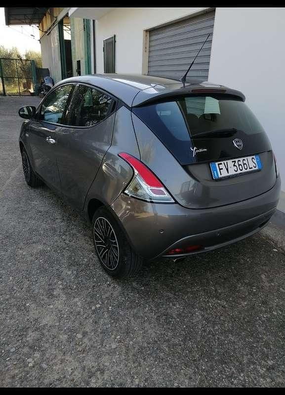 Usata Lancia Ypsilon Gold 69 CV (50 kW) 2019 Grigio Utilitaria