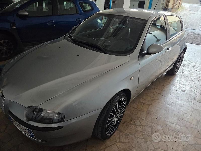 Usata Alfa Romeo 147 115 CV (84 kW) 2002 Grigio Utilitaria