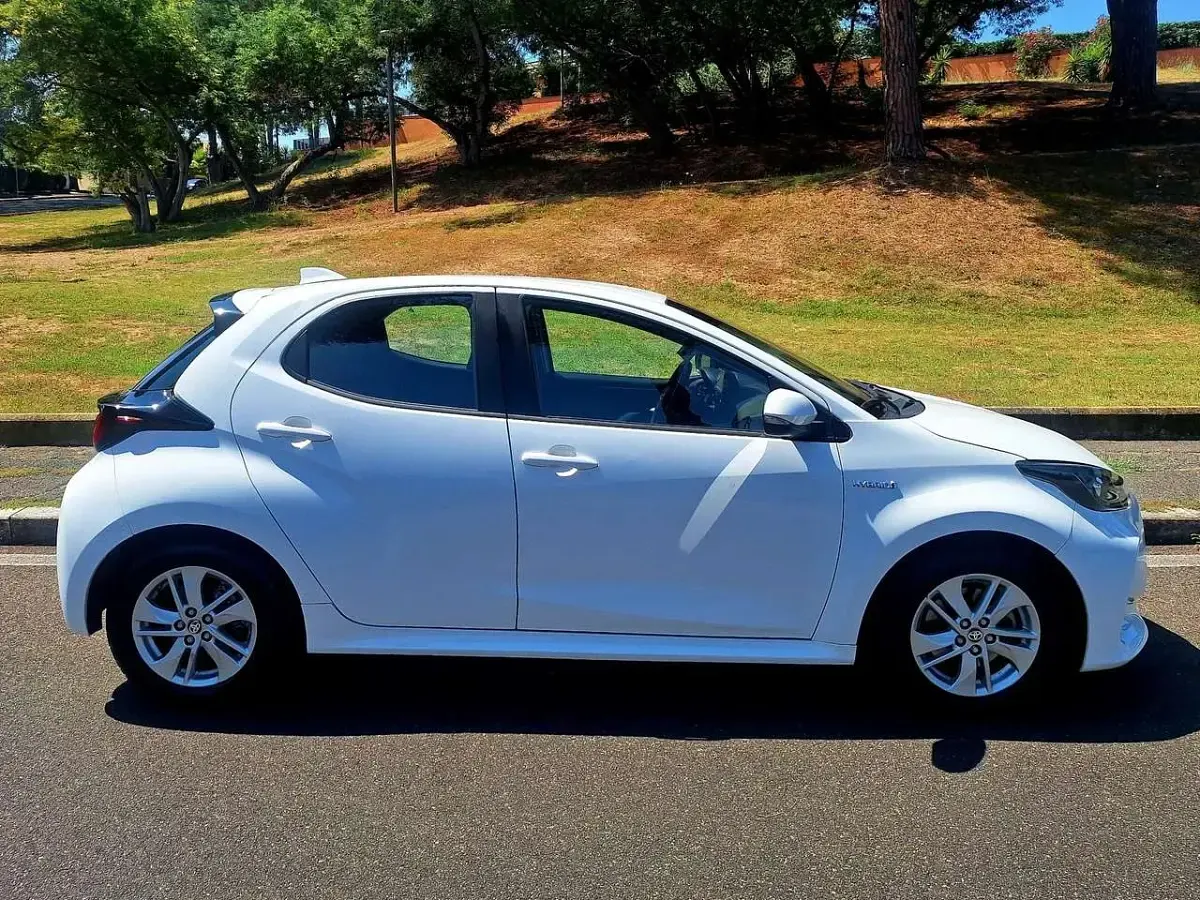 Usata Toyota Yaris Hybrid 92 CV (67 kW) 2021 Bianco Berlina