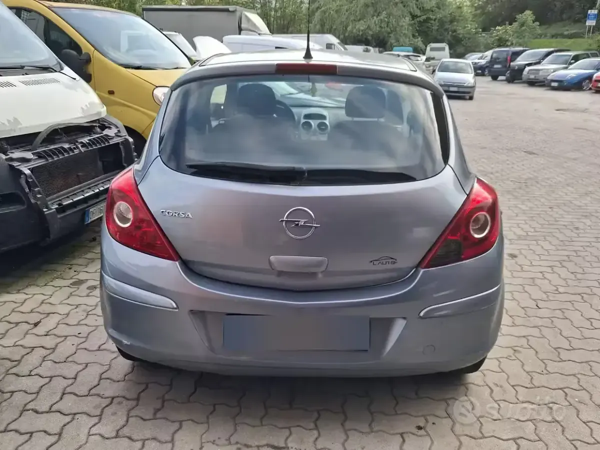 Usata Opel Corsa 65 CV (47 kW) 2010 Utilitaria