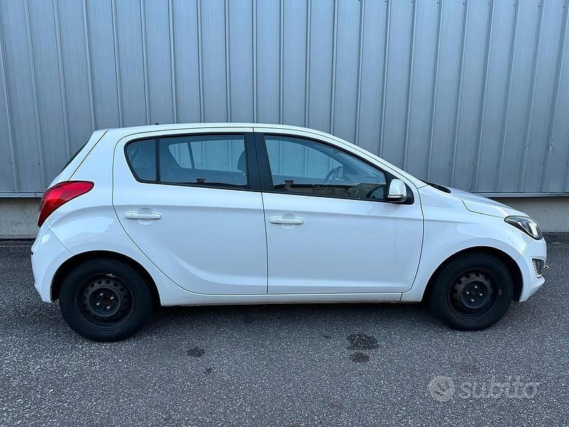 Usata Hyundai i20 75 CV (55 kW) 2013 Bianco Berlina