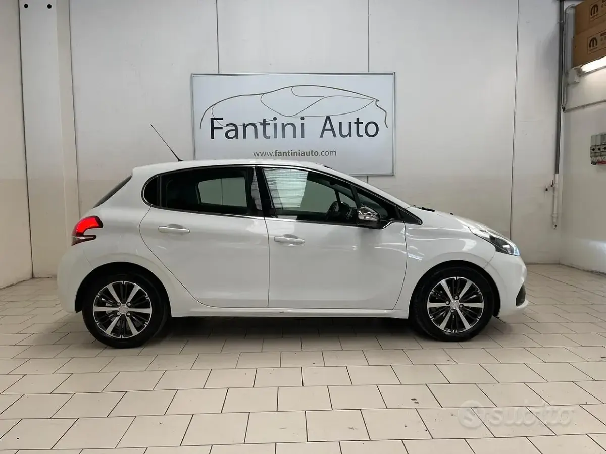 Usata Peugeot 208 Allure 82 CV (60 kW) 2018 Bianco Utilitaria