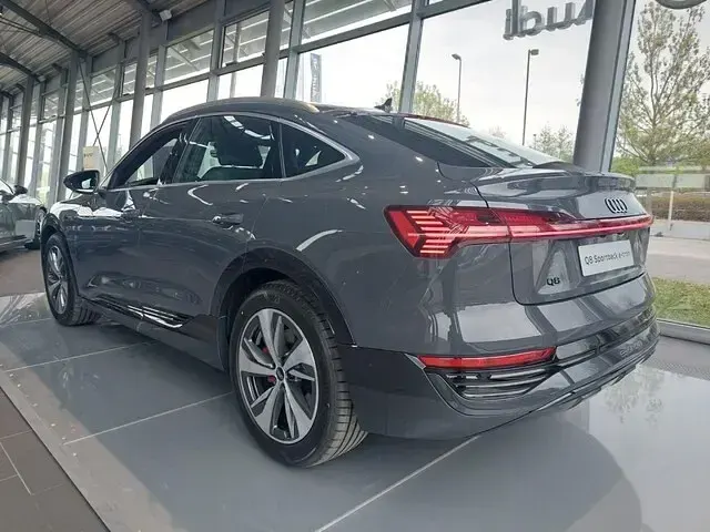 Usata Audi Q8 e-tron Advanced Plus 250 kW (340 CV) 2024 Grigio magnete SUV
