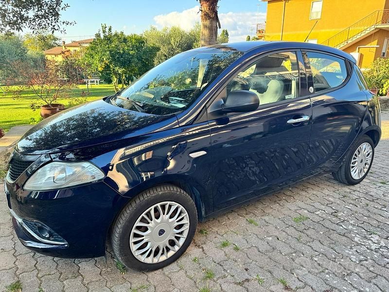 Usata Lancia Ypsilon 54 CV (39 kW) 2016 Blu Utilitaria