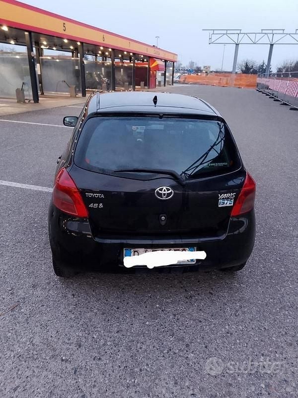Usata Toyota Yaris 65 CV (47 kW) 2007 Nero Utilitaria