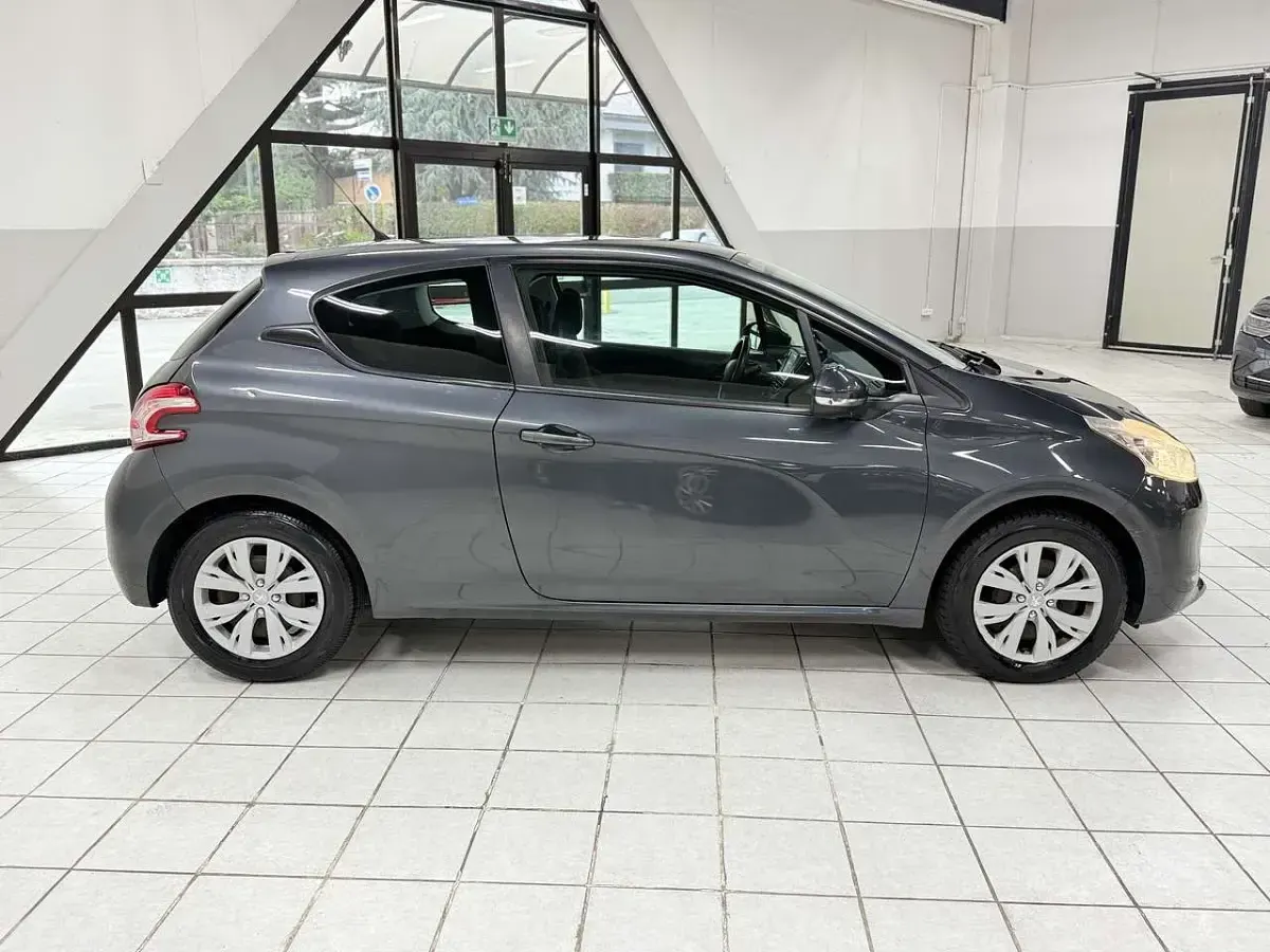 Usata Peugeot 208 Access 82 CV (60 kW) 2012 Grigio Utilitaria