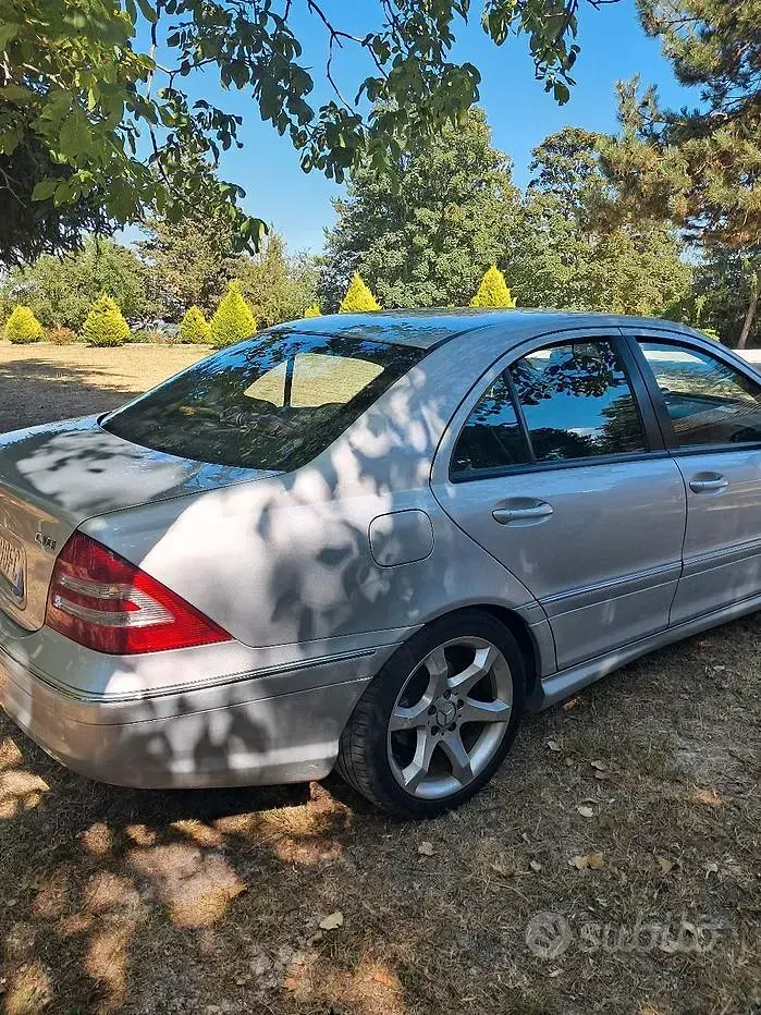 Usata Mercedes C200 122 CV (89 kW) 2006 Grigio Berlina
