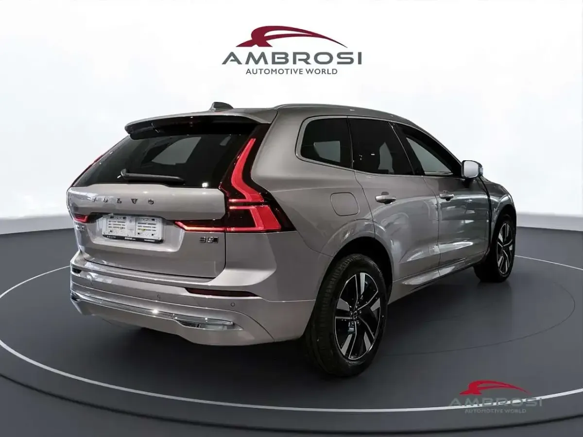 Nuova Volvo XC60 Plus 250 CV (183 kW) 2026 Aurora silver SUV