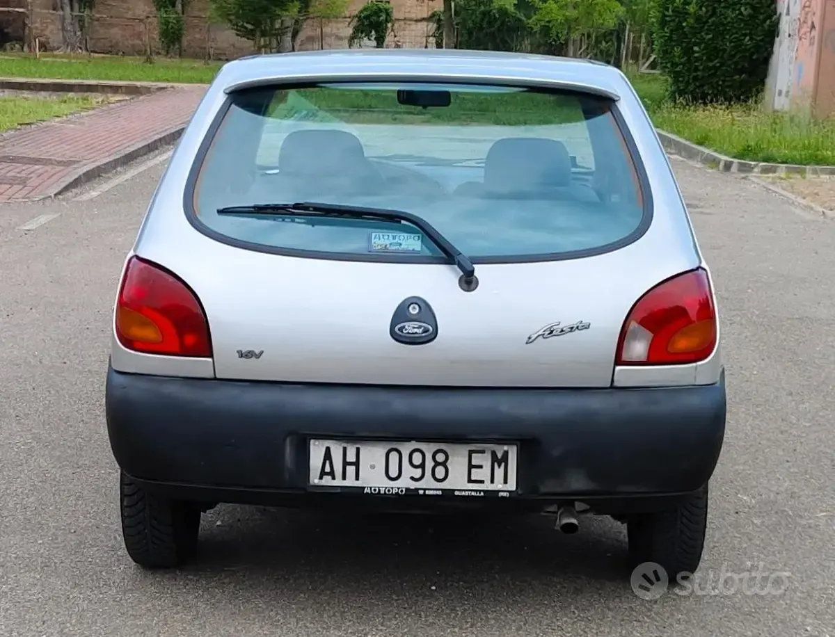 Usata Ford Fiesta Ghia 75 CV (55 kW) 1996 Grigio Utilitaria