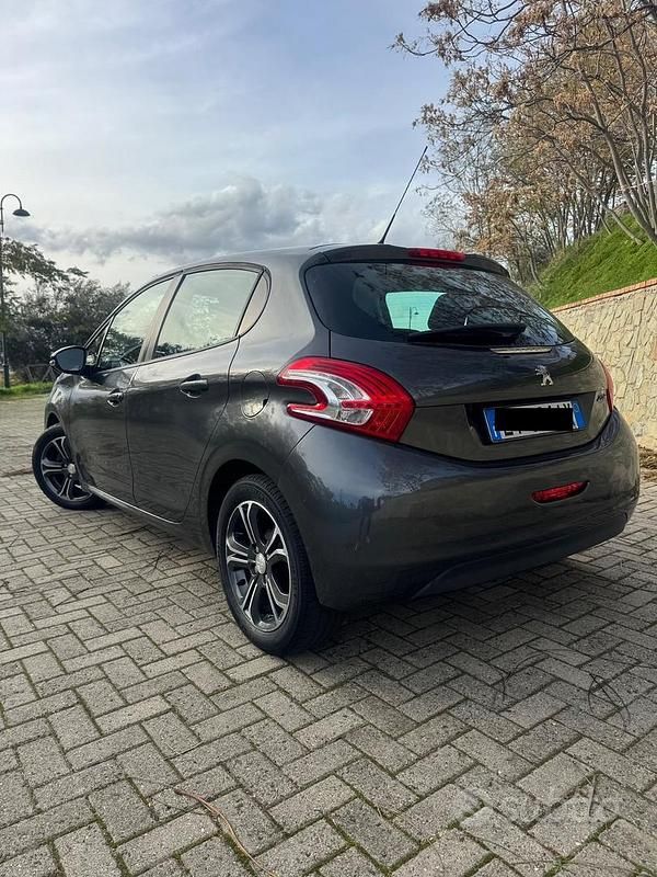 Usata Peugeot 208 68 CV (50 kW) 2015 Grigio Utilitaria