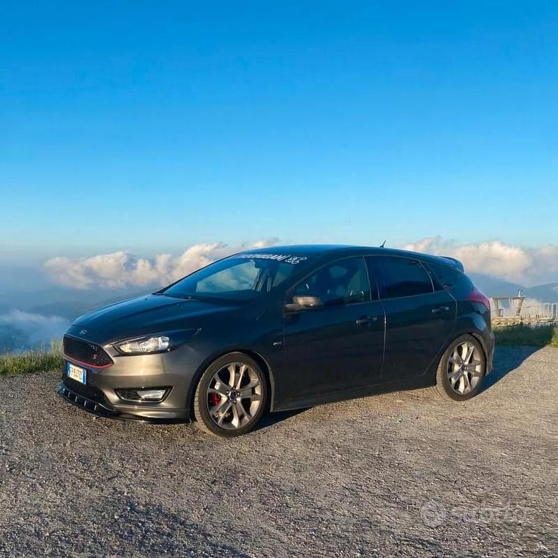 Grigio Usata 2018 Ford Focus ST-Line Berlina | 10.500 € (Buon prezzo) - Immagine 1/4