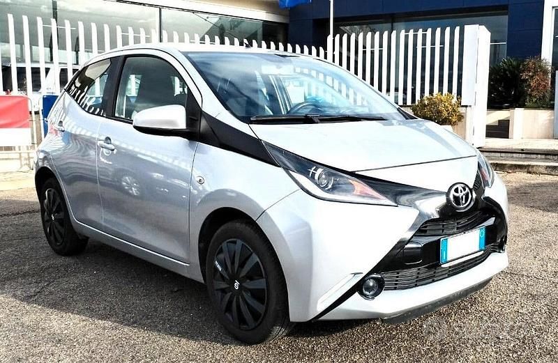 Grigio Usata 2016 Toyota Aygo X-play Due volumi | 9500 € (Buon prezzo) - Immagine 1/4