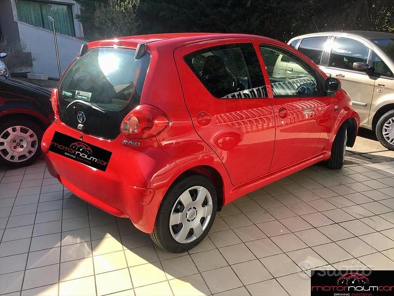 Usata Toyota Aygo Sol 68 CV (50 kW) 2006 Rosso Utilitaria