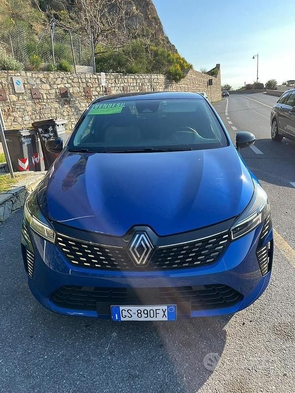 Używany Renault Clio V Evolution 101 KM (74 kW) 2024 Niebieski Sedan/Limuzyna