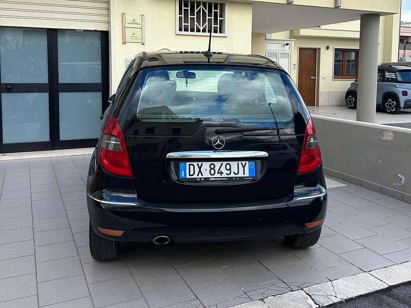 Usata Mercedes A180 109 CV (80 kW) 2010 Nero Monovolume