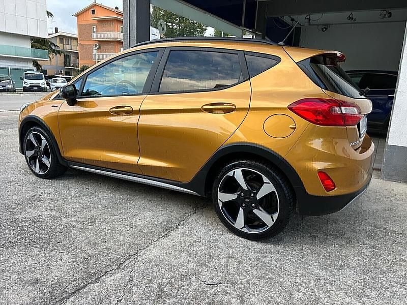 Usata Ford Fiesta Active 100 CV (73 kW) 2018 Marrone Utilitaria