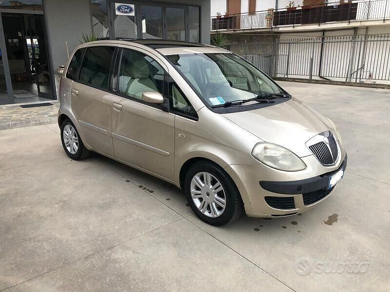 Usata Lancia Musa 90 CV (66 kW) 2007 Beige Monovolume