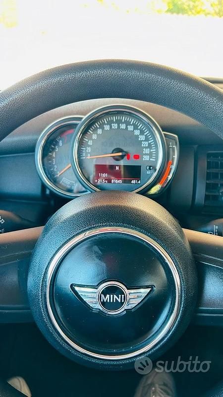 Usata Mini ONE 75 CV (55 kW) 2017 Rosso Utilitaria