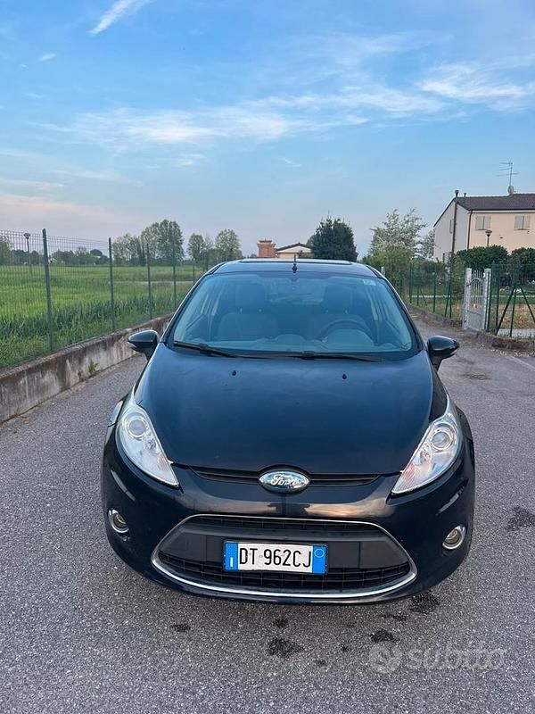 Usata Ford Fiesta Titanium 82 CV (60 kW) 2009 Nero Utilitaria