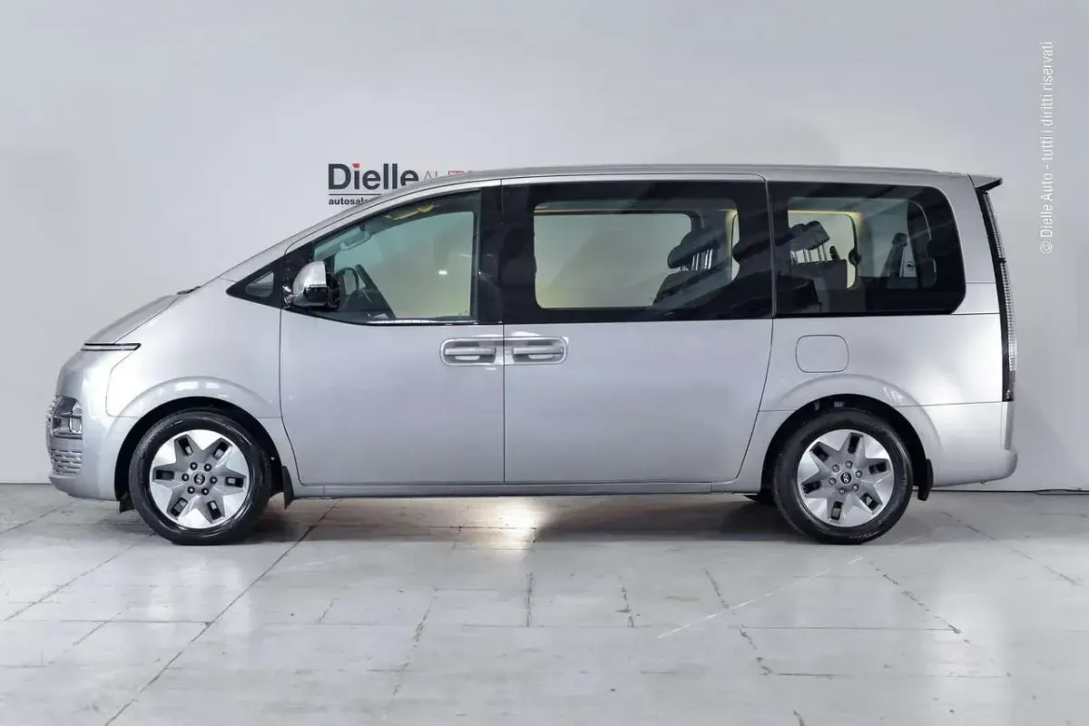 Usata Hyundai Staria 241 CV (177 kW) 2023 Shimmering silver Monovolume