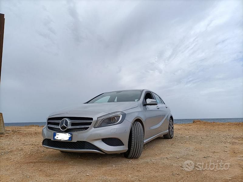 Grigio Usata 2014 Mercedes A180 Tre volumi | 10.499 € (Buon prezzo) - Immagine 1/4