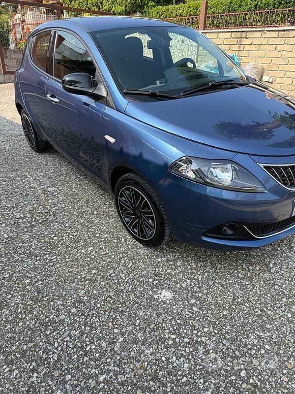 Usata Lancia Ypsilon Gold 69 CV (50 kW) 2022 Blu Utilitaria