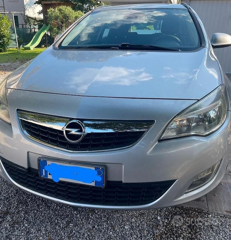 Grigio Usata 2011 Opel Astra Sport Berlina | 2000 € (Super prezzo) - Immagine 1/4