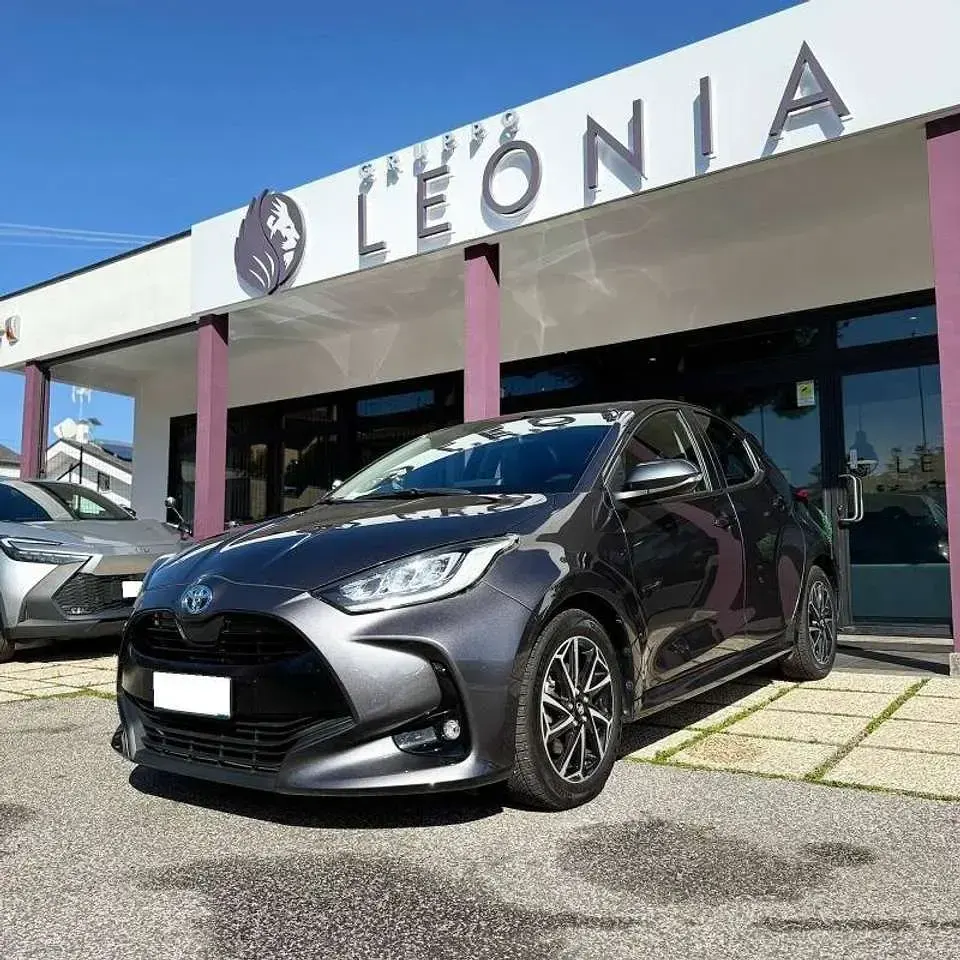 Usata Toyota Yaris Hybrid Trend 92 CV (67 kW) 2022 Grigio Berlina