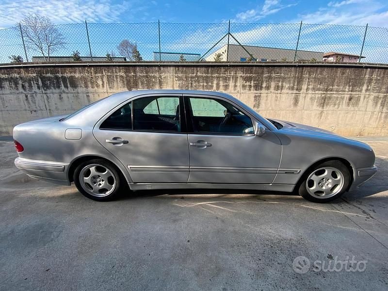 Usata Mercedes E240 Avantgarde 170 CV (125 kW) 2001 Grigio Berlina
