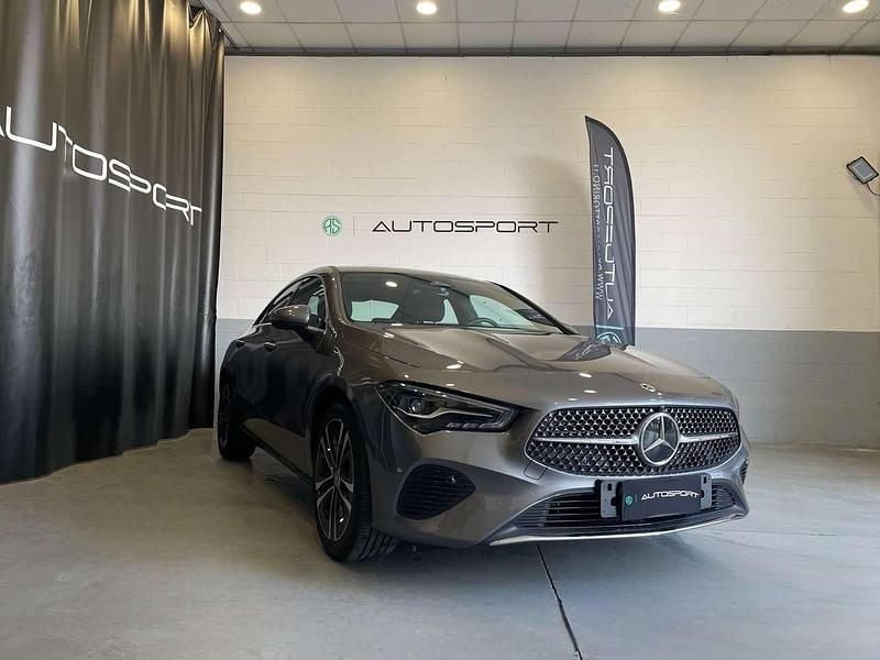 Grigio Usata 2024 Mercedes CLA180 Advanced Tre volumi | 31.900 € - Immagine 1/4